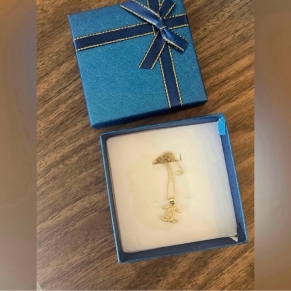 Cecilia Luxury gold charm on unbranded necklace - Picture 2 of 3